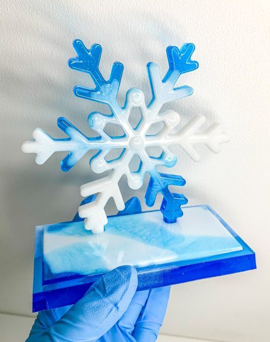 Déco flocon de neige sur socle bleu et blanc