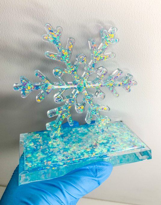 Déco flocon de neige sur socle 100% holographique