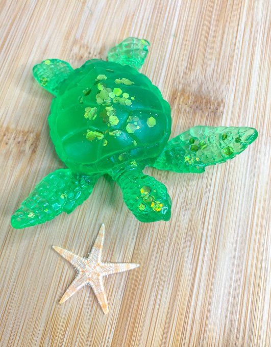 Tortue verte et paillettes vertes