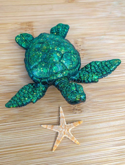 Tortue noire et paillettes vertes